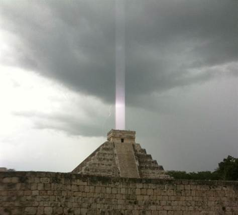 luz sai piramide maia